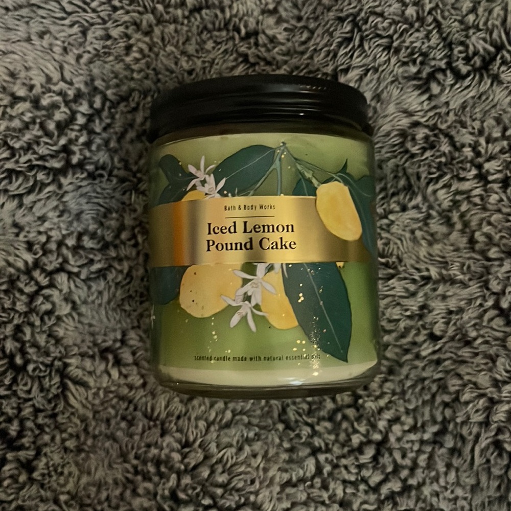 Bath and Body Works Iced Lemon Pound Cake Single Wick Candle